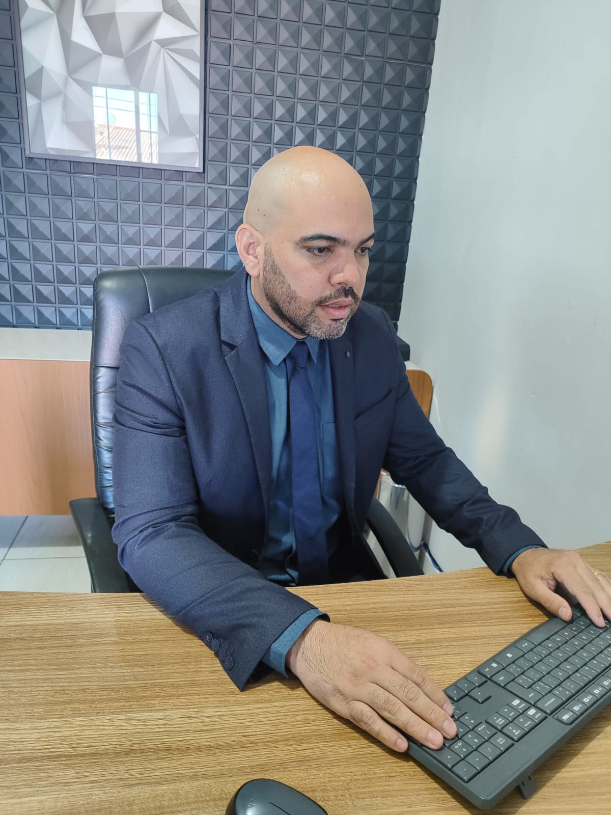 Dr. Tarcísio Brotas Gonçalves trabalhando no escritório
